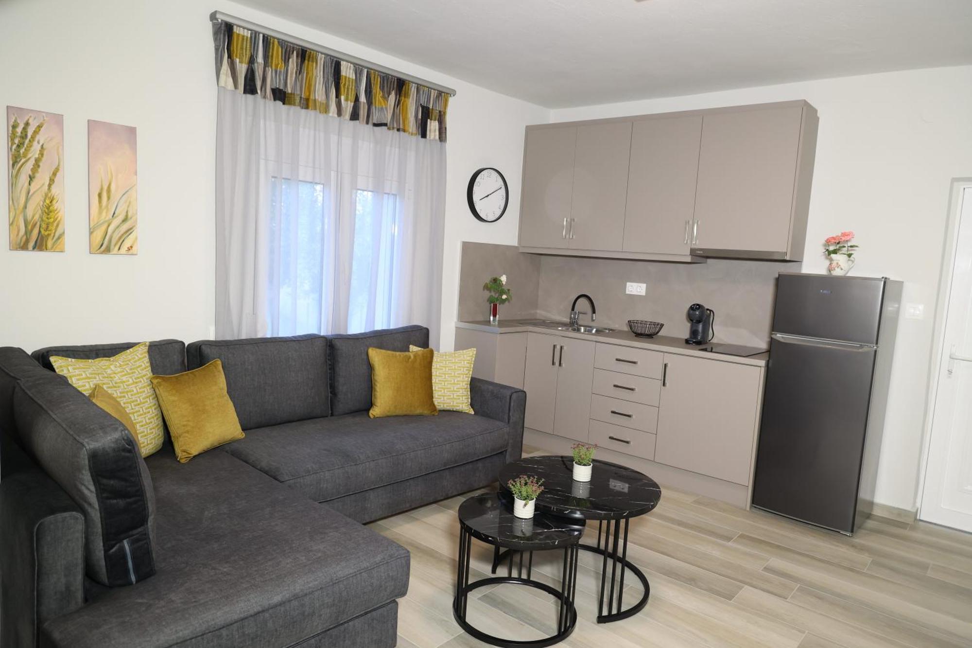 Eytyxia House Megarchi